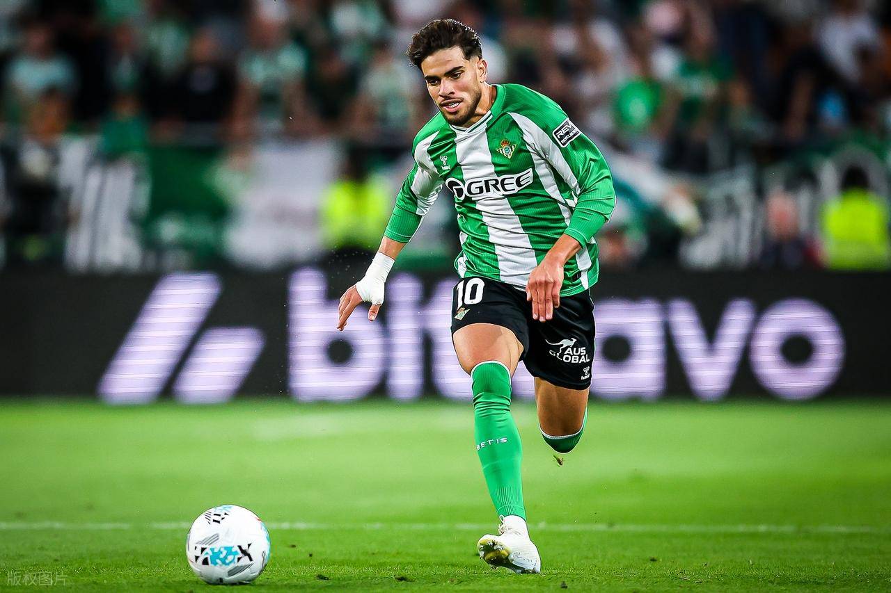 西甲又现争议！皇马93分钟遭绝平，记者怒喷：冠军直接颁巴萨得了